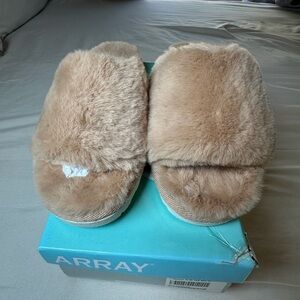 Array Shasta Plush Tan Slippers, Size 7 NWB